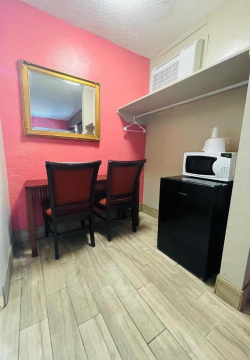 Budget Inn - St. Petersburg image 9